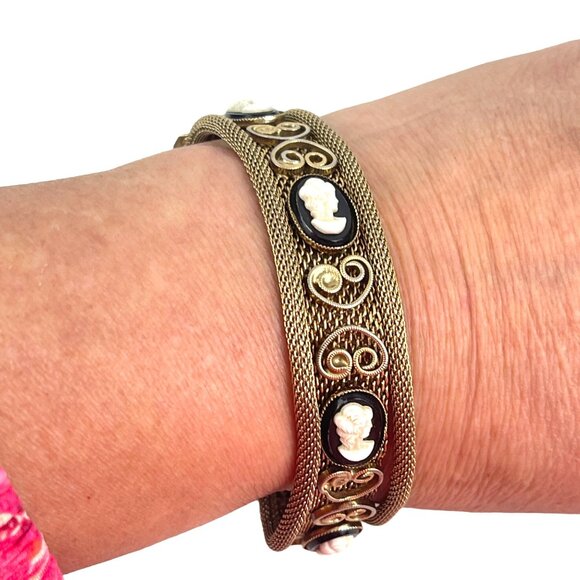 Goldette Unsigned Vintage Gold-Tone Cameo Bracelet Mesh Band With Oval Cameos Vi - Picture 9 of 10